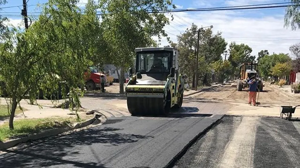 Avanzan las obras de asfalto en el sector Policial de Las Flores
