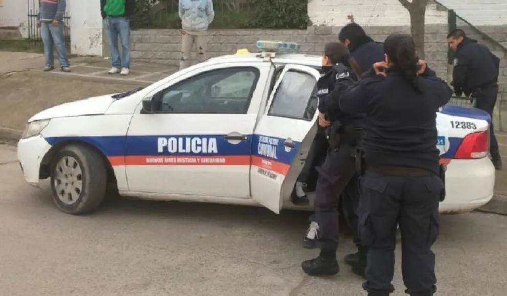 Aprehendidos por apedrear una vivienda en Villa Lynch