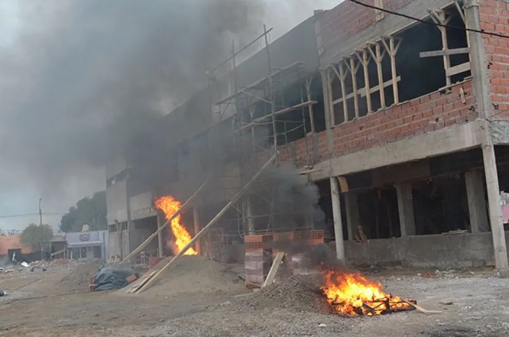 Ocurrió un incendio en una escuela en construcción