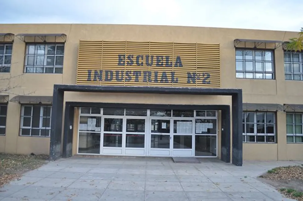 Estudiantes del Industrial recolectan ropa para otros compañeros