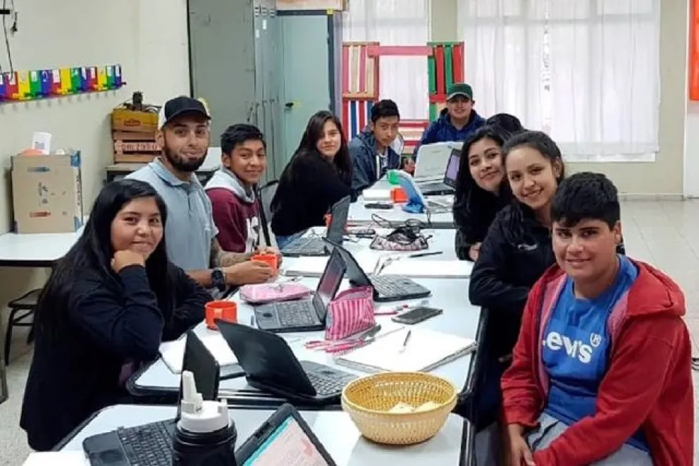 Más de 20 escuelas rurales provinciales cuentan con internet satelital