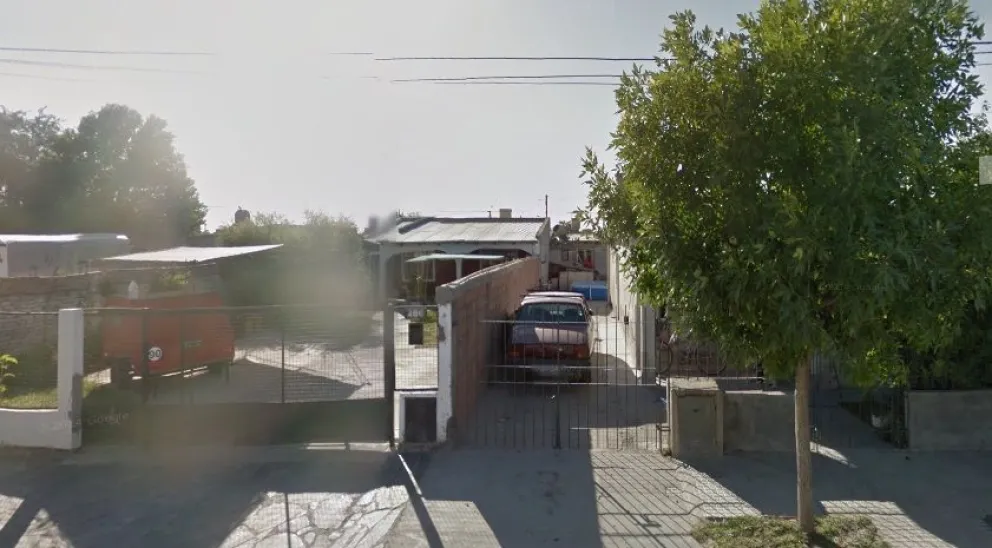 Un auto chocó una casa y se produjo un escape de gas
