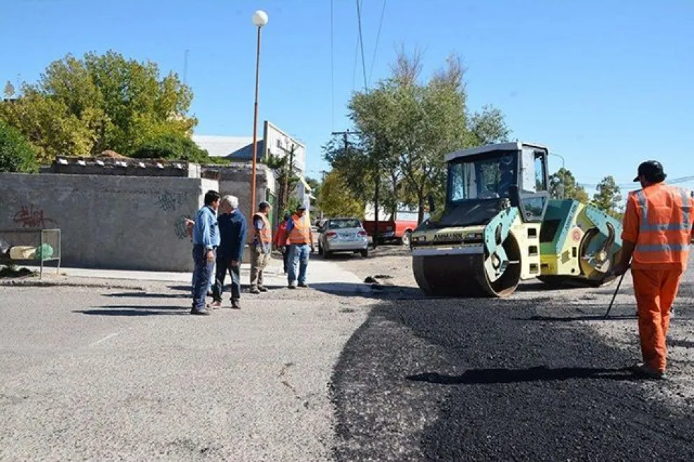 Se reasfaltan varios tramos de la calle Rucci