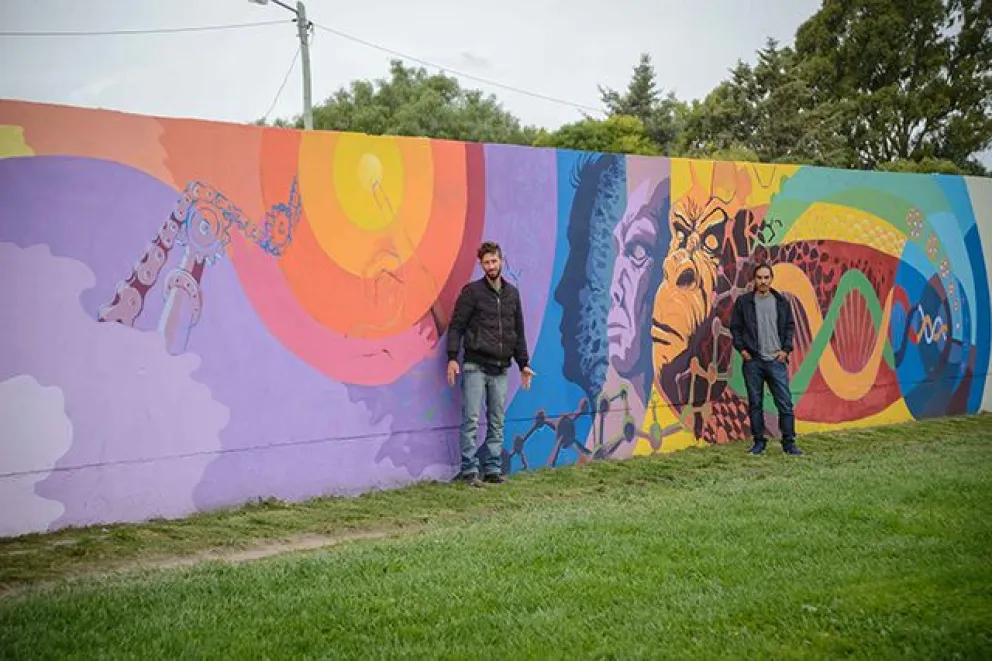 Patricio y Rafael, dos artistas que llenan de mensajes las paredes de la Comarca