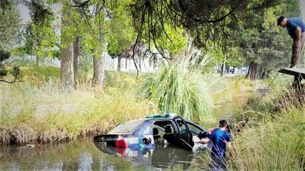 Un patrullero terminó en el fondo de un canal de riego