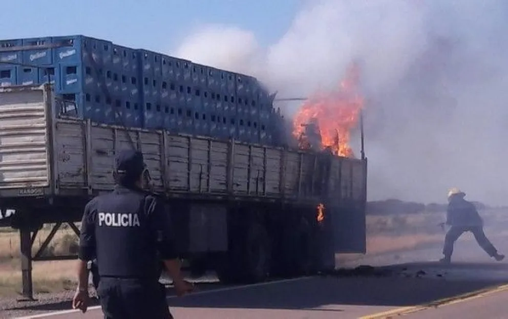 Incendio en el acoplado de un camión que transportaba cerveza