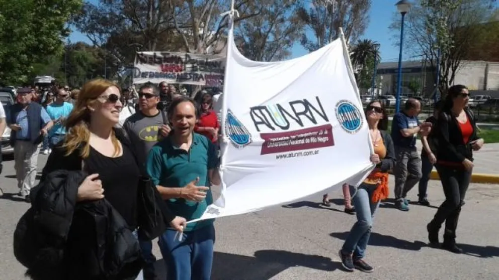 Dictan prohibición de acercamiento a los “tomistas” de la UNRN