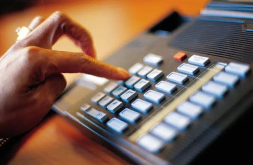 Pusieron un contestador automático en la línea de reclamos y deberán pagar dos multas
