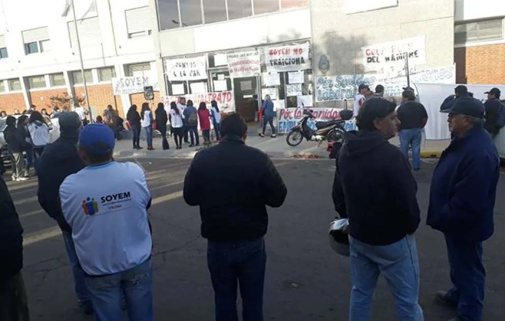 SOYEM protesta frente a la Municipalidad de Viedma