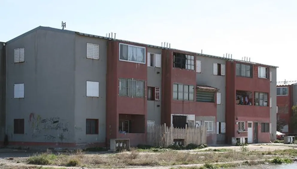 Autos rotos, disparos y un sereno golpeado en el barrio Inalauquen