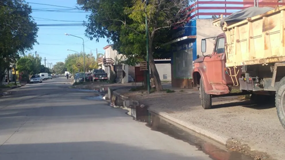 Las aguas cloacales inundan la calle Los Notros