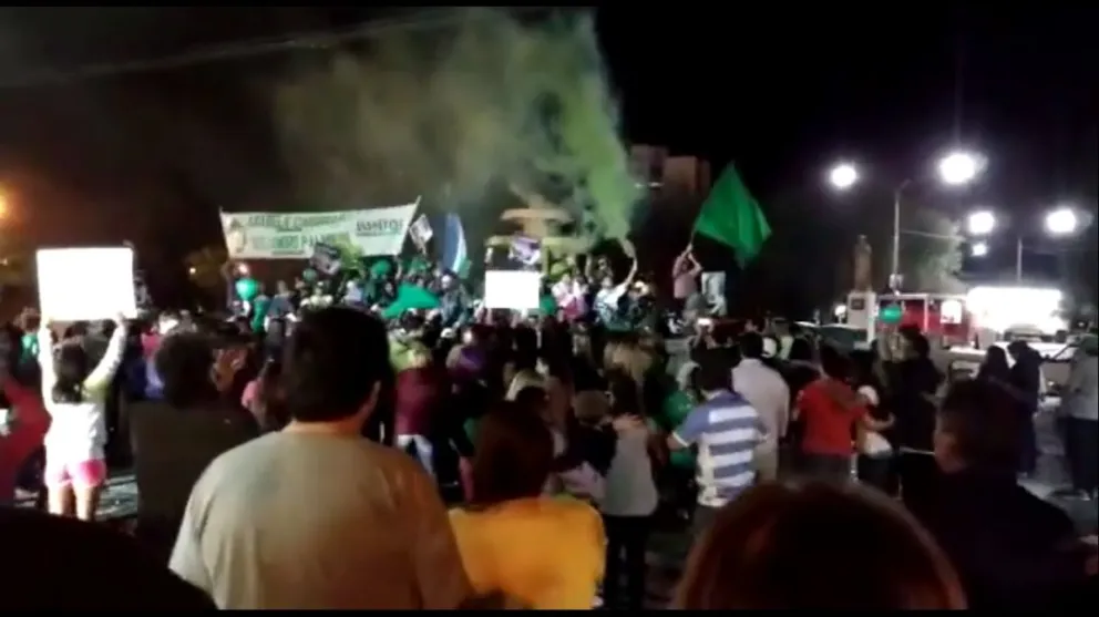 Juntos cerró su campaña en Viedma con un caravanazo