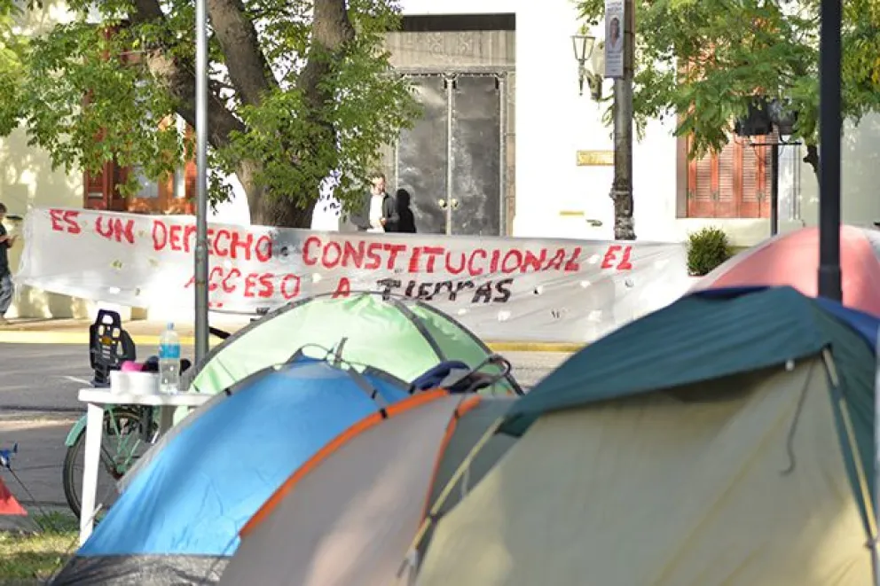 Ocupantes de la toma 2 de Enero llevaron sus reclamos a la plaza: quieren pagar los lotes