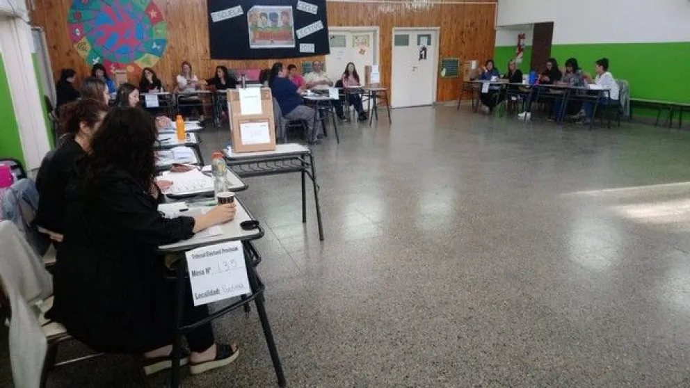 Iniciaron con mucha tranquilidad los comicios en Viedma