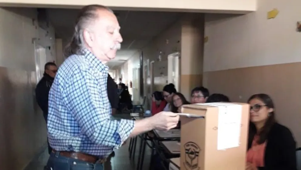 Aurelio Vázquez fue el primero en votar