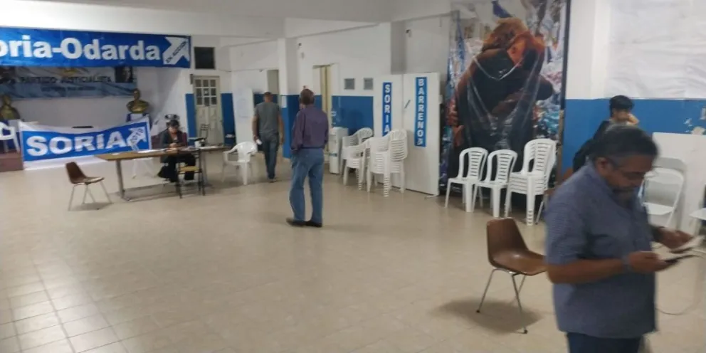 Poca gente y caras largas en el bunker del Frente para la Victoria