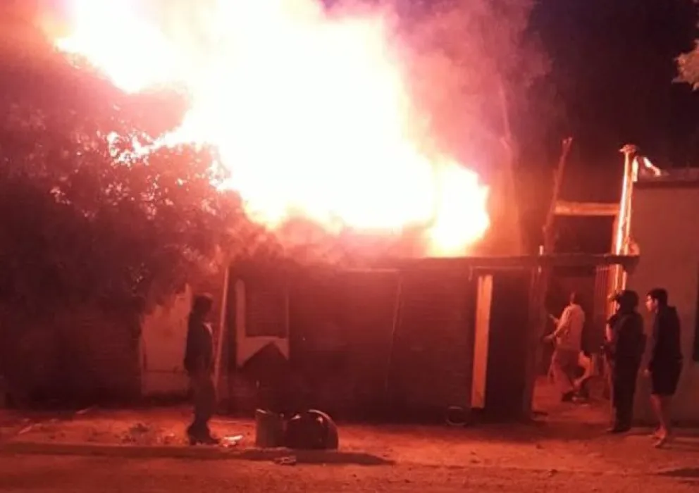 Se incendió una casa en el barrio Santa Clara