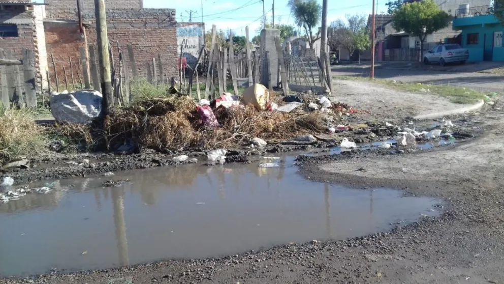 Quejas de vecinos por esquinas con agua estancada