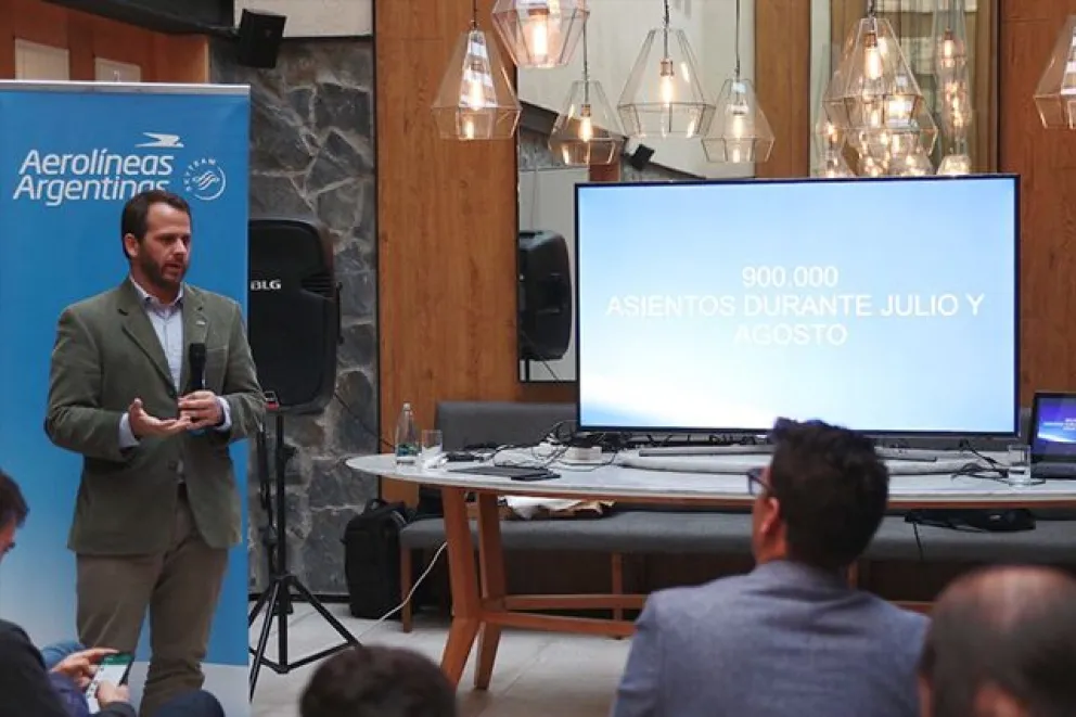 Aerolíneas pone a la venta 900 mil asientos para destinos de nieve y Bariloche lo agradece