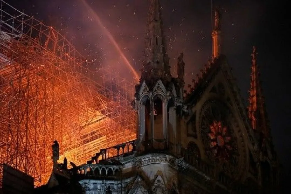 Los bomberos no logran controlar el incendio en la catedral de Notre Dame, en París