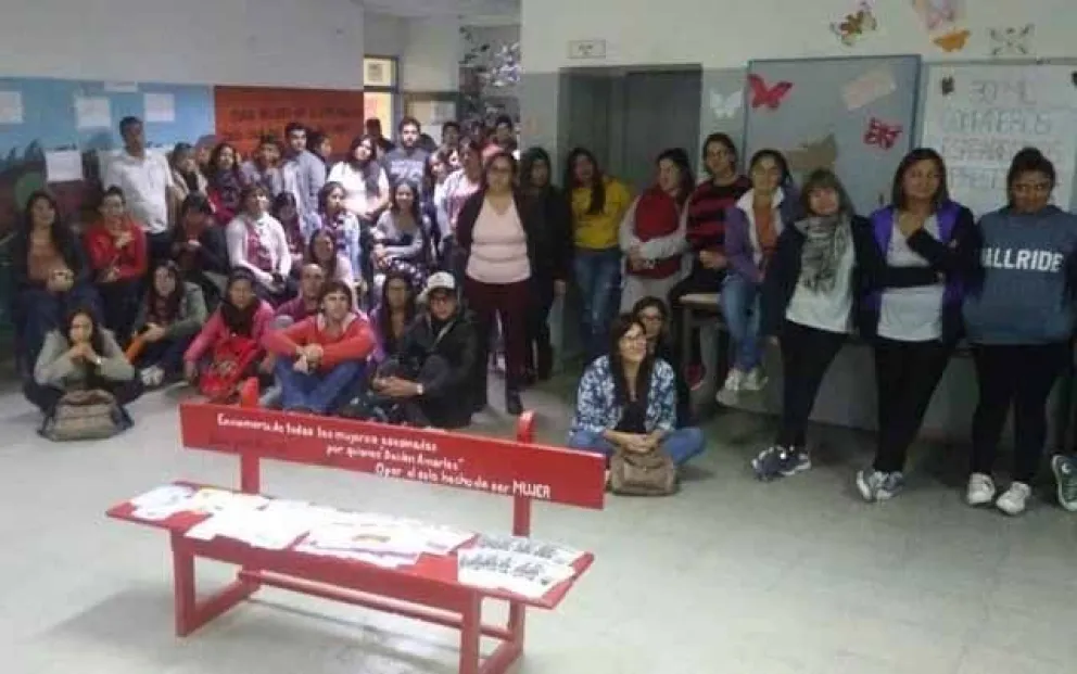 “El Banco Rojo” pasó por la escuela N°319 y el CET N°40