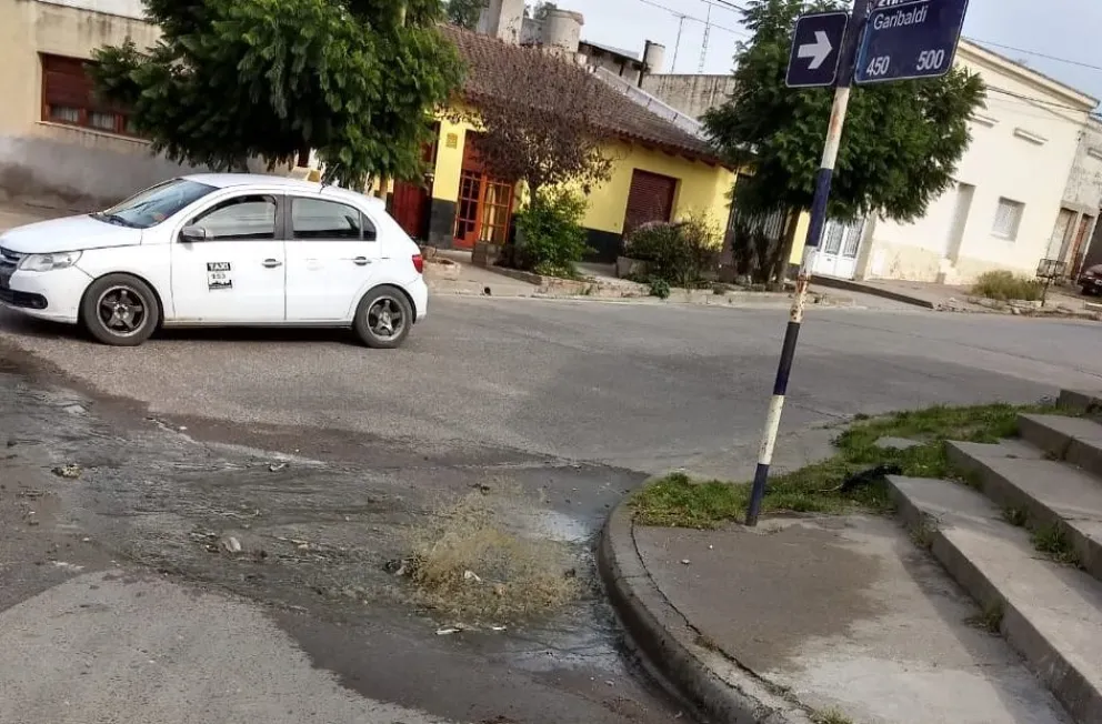 Vecinos están hartos de los desbordes cloacales