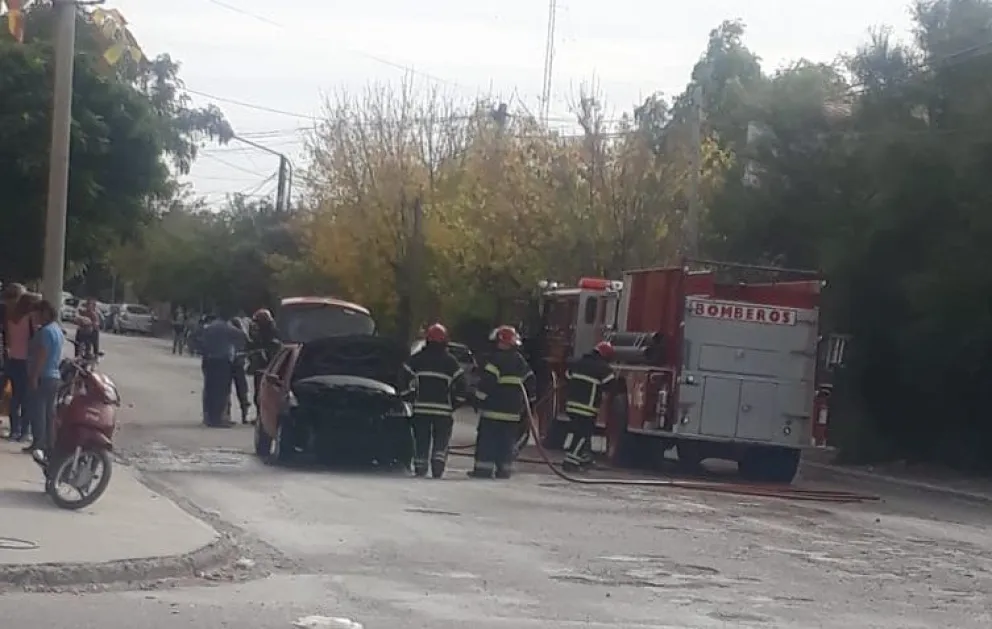 Se incendió un auto en plena calle