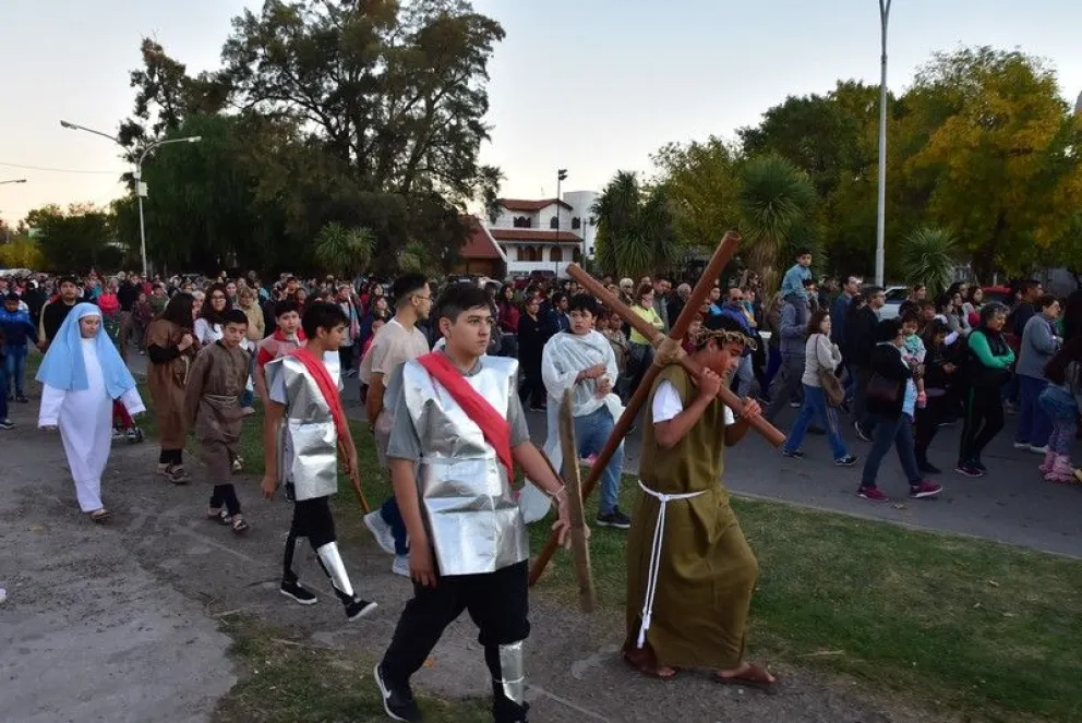 Momentos del Vía Crucis en Viedma
