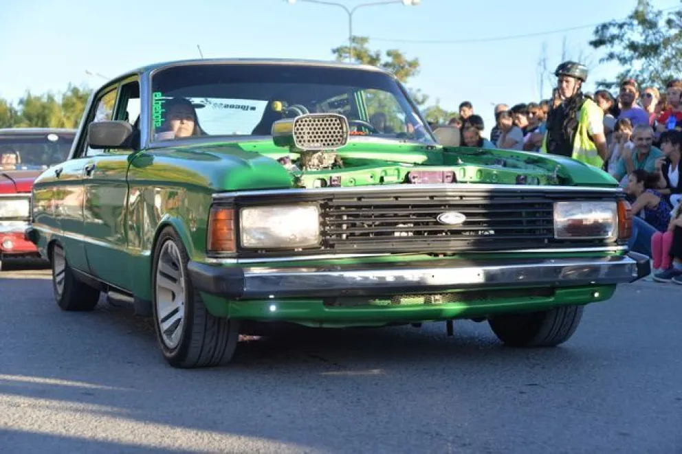 Una multitud acompañó el desfile por el aniversario