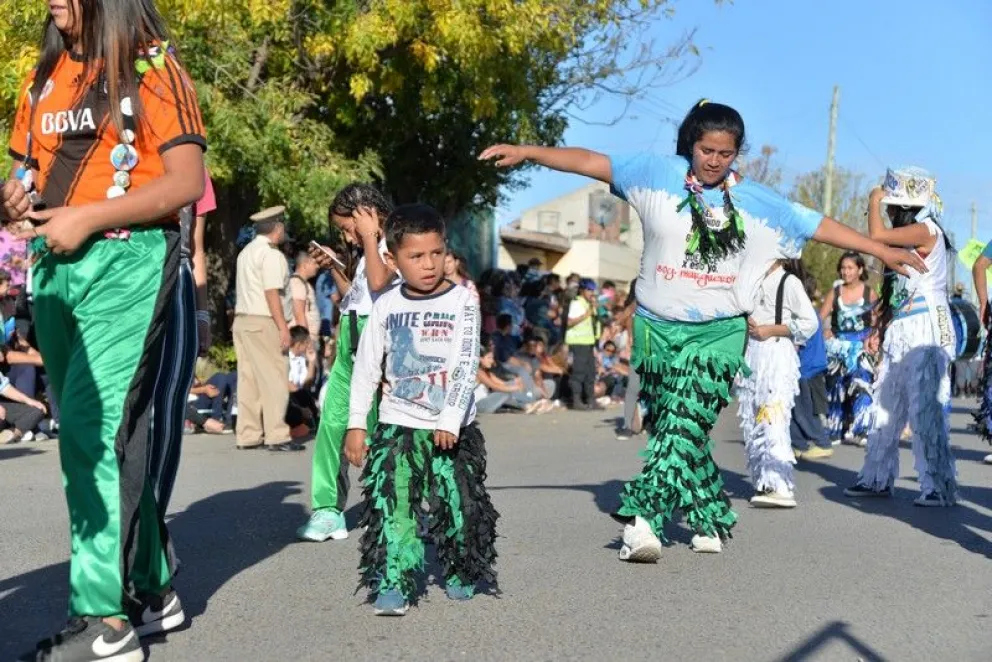 250 postales del Desfile del Día de la Comarca