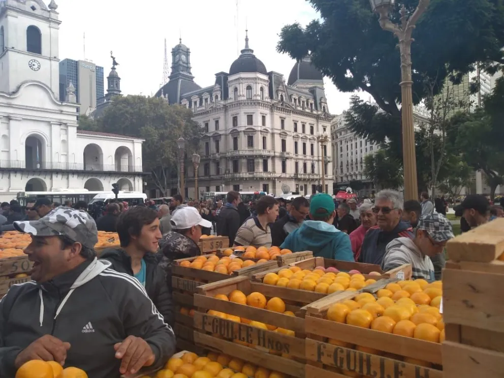 Frutazo en Plaza de Mayo: "No hay nadie que resista"