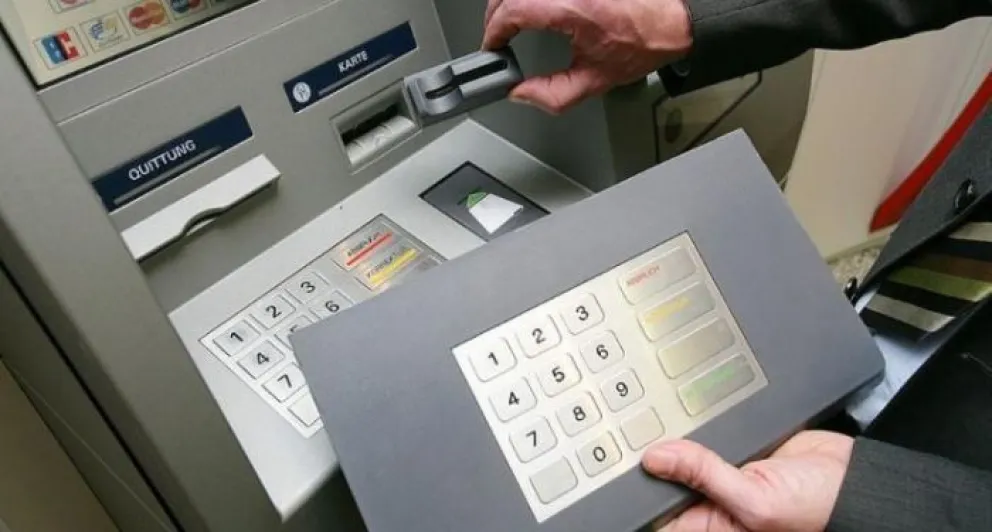 Clonan tarjetas en cajeros automáticos  y se llevan miles de pesos de usuarios 