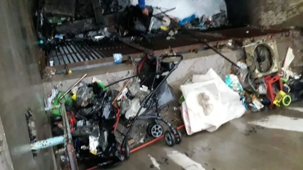 Sacaron un coche de bebé, una carretilla y ventiladores de una estación de bombeo