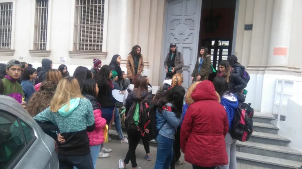Estudiantes del Paulo VI exigen la reincorporación de porteros despedidos