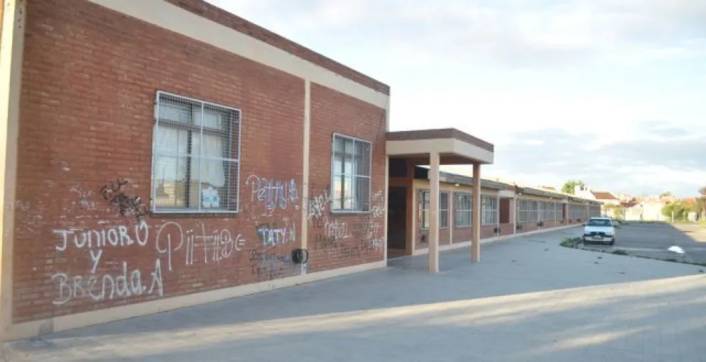 Los problemas siguen en la Escuela Secundaria 4 y la comunidad está movilizada