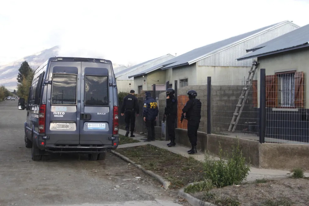 Secuestraron armas, droga y un chaleco antibalas en Bariloche