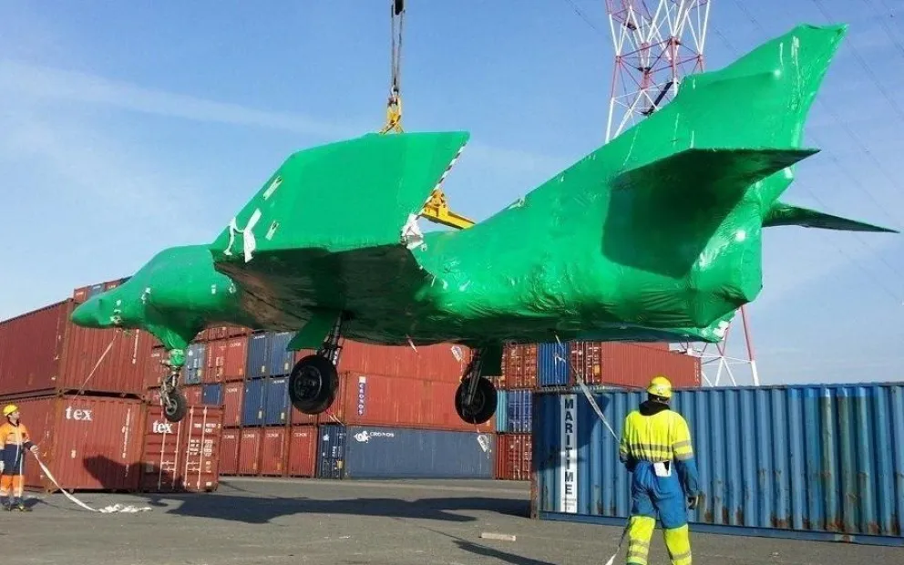 Descargaron aviones de combate en Bahía Blanca