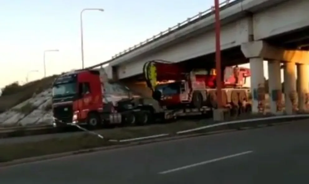 Un camión quedó estancado debajo del Puente Seco