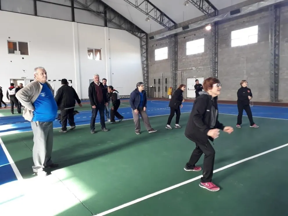 Empleados municipales pintaron el piso del Polideportivo