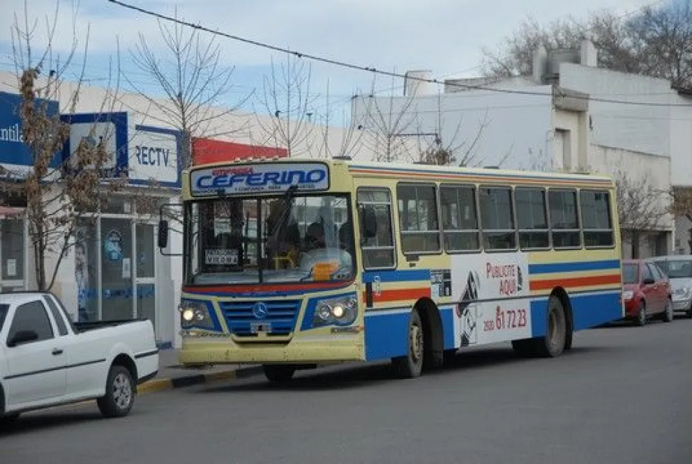 Denuncian que choferes de colectivos usan el celular mientras conducen