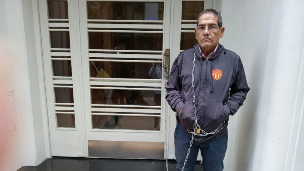 El vicepresidente de Sarmiento de Chaco se encadenó en la puerta de la AFA