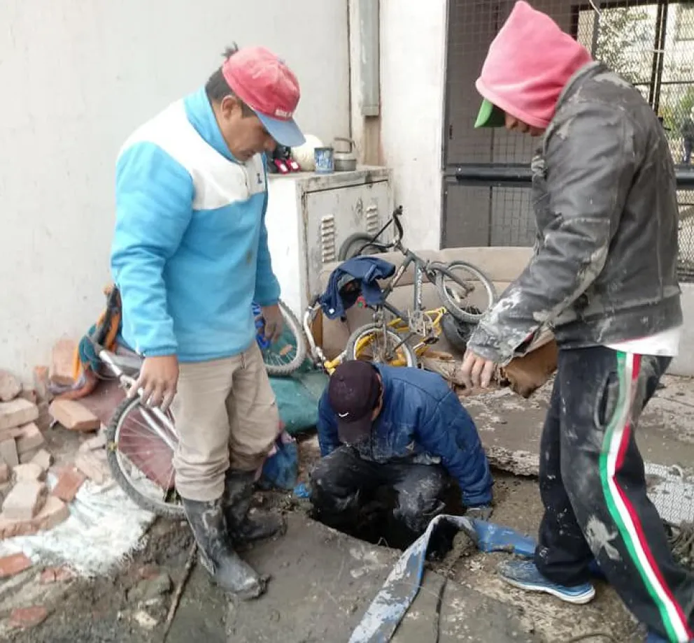 Vecinos del barrio Ceferino hicieron una cuadrilla para solucionar problemas cloacales
