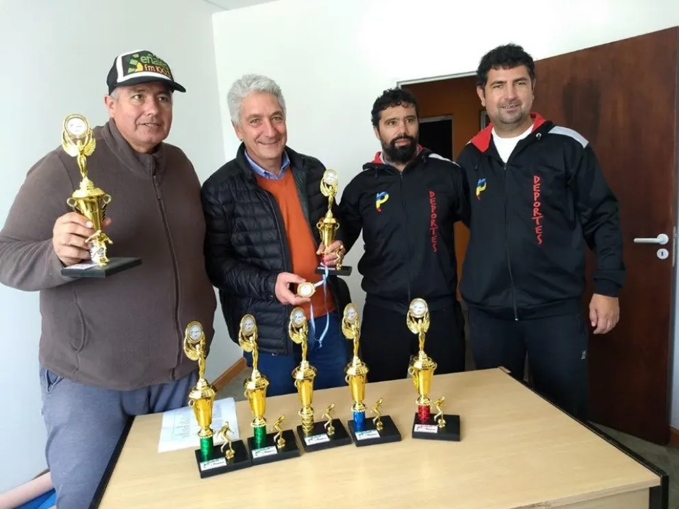 Encuentro deportivo y entrega de trofeos