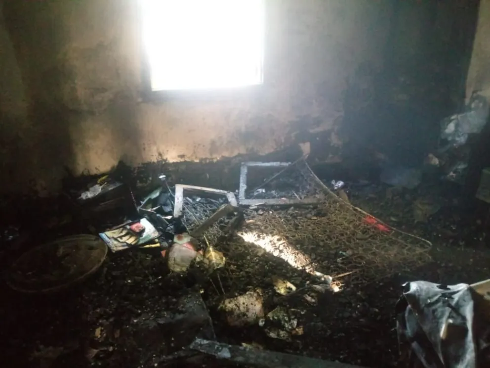 Una mujer y sus dos hijos perdieron todo tras un incendio