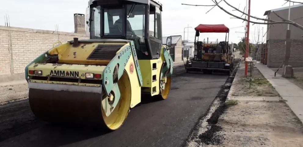 Asfaltan el acceso a la Escuela 19 del Lavalle