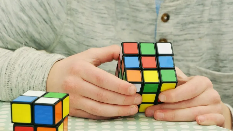 El cubo de rubik: un juego científico con récords mundiales