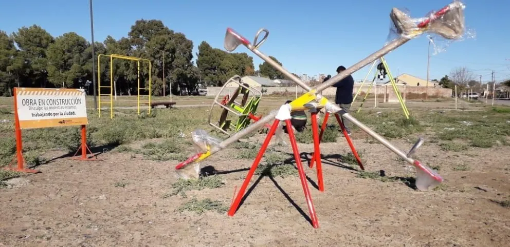 Se colocan juegos infantiles y gimnasios al aire libre