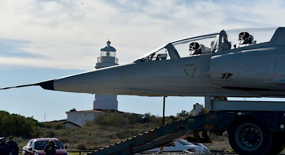 Instalan el avión Mirage en el Memorial de Malvinas