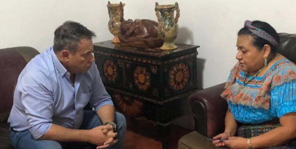 Guillermo Whpei en la inauguración de la exposición "Artículo 25" en Guatemala