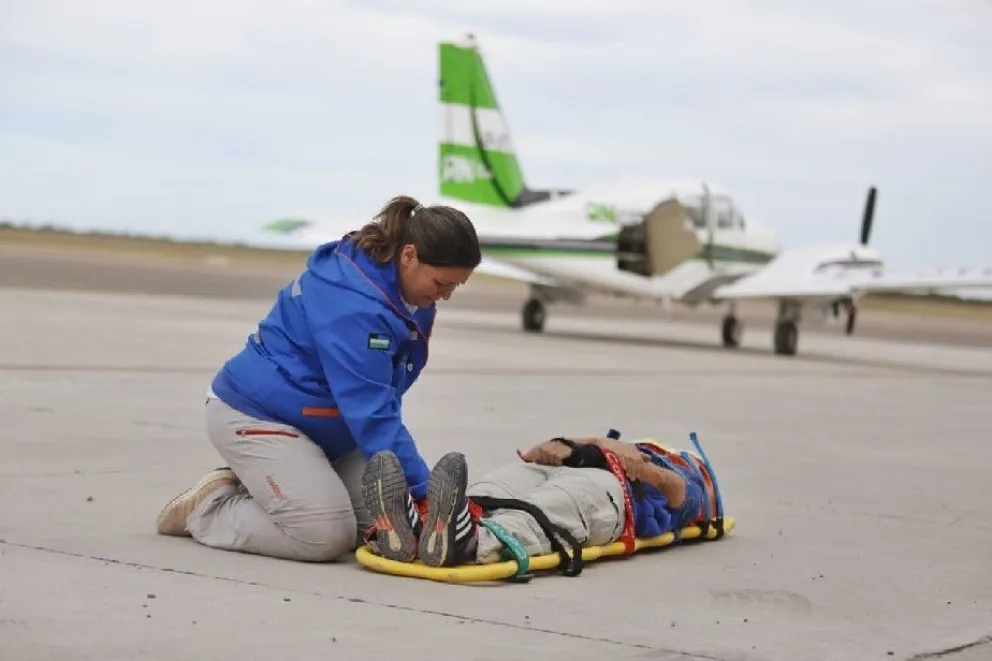 El nuevo avión sanitario voló por primera vez en un simulacro